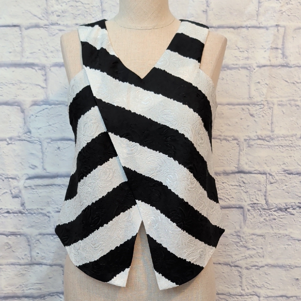 Double Zero Black & White Cropped Chunky Stripe Top - Size Small